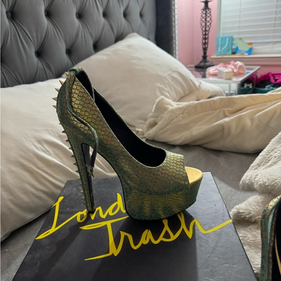 London Trash Shoes - BRAND NEW London Trash size 8 snake print green and gold metallic